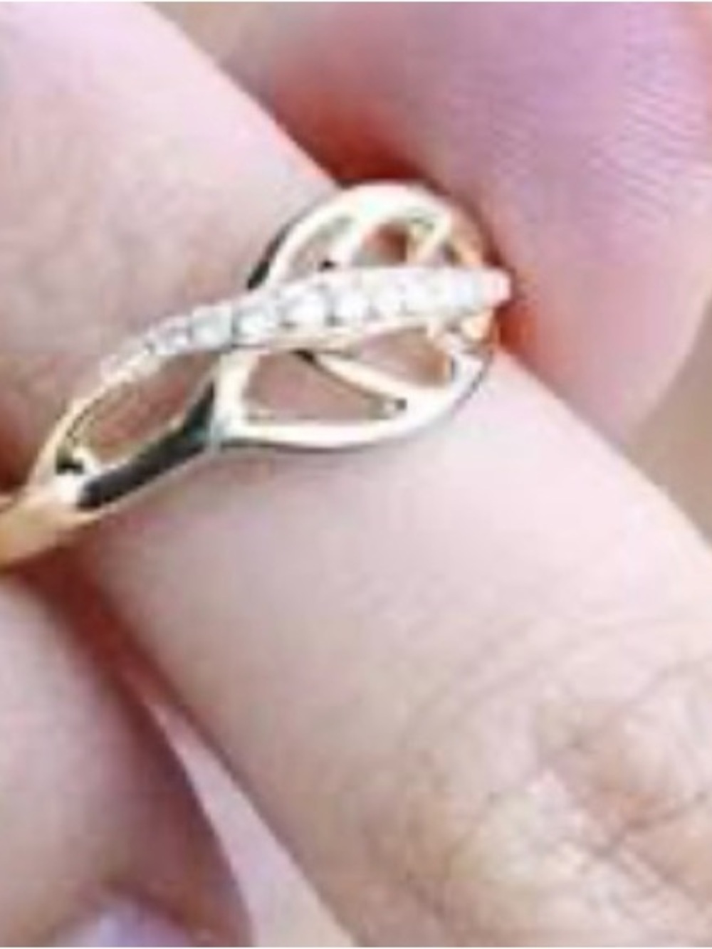 Maile leaf ring with diamond bridge as 8